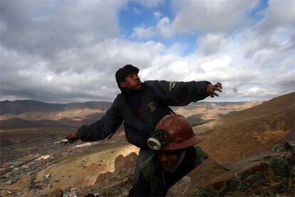 Un minero lanza un cartucho de dinamita durante los enfrentamientos de ayer en el cerro de Posokoni, la mayor mina de estaño de Bolivia.