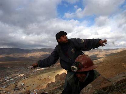 Un minero lanza un cartucho de dinamita durante los enfrentamientos de ayer en el cerro de Posokoni, la mayor mina de estaño de Bolivia.