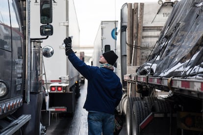 Algunos estados del sur del país amanecieron blancos en su mayor parte, tras caer en algunos sitios hasta 25 centímetros de nieve, aunque en general las nevadas fueron menores de lo esperado. En la imagen, un voluntario ofrece comida en la I-285 en Dunwoody, Georgia (EE UU).