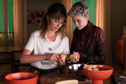 El personaje de Penélope Cruz pela patatas con una camiseta de Dior.