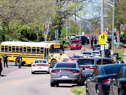 La policía se despliega cerca del instituto East Magnet de Knoxville (Tennessee), donde este lunes se ha producido un tiroteo con varias víctimas.