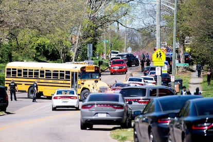 A polícia mobilizada nas proximidades do colégio East Magnet de Knoxville (Tennessee), onde na segunda-feira ocorreu um tiroteio com várias vítimas.