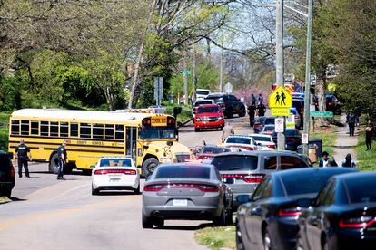 La policía se despliega cerca del instituto East Magnet de Knoxville (Tennessee), donde este lunes se ha producido un tiroteo con varias víctimas.