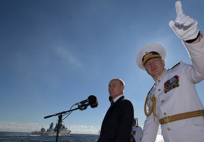 El jefe de la Armada rusa, Nikolái Yevménov, acompaña al presidente Vladímir Putin durante un desfile naval en San Petersburgo, el 26 de julio de 2020.