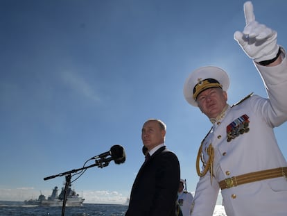 El jefe de la Armada rusa, Nikolái Yevménov, acompaña al presidente Vladímir Putin durante un desfile naval en San Petersburgo, el 26 de julio de 2020.
