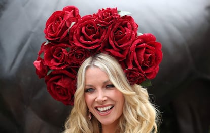 Una asistente a la Royal Ascot 2018 posa para los fotógrafos con un tocado de flores rojas.