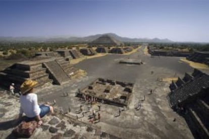 La Calzada de los Muertos vista desde la pirámide de la Luna, en Teotihuacán, en las cercanías de Ciudad de México