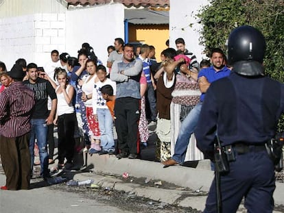 Un grupo de habitantes de la Cañada observa la detención de los miembros de uno de los clanes de la zona.