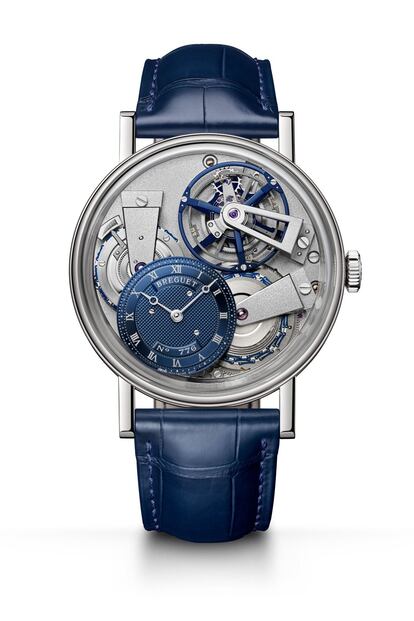 Para conmemorar la fecha de creación del tourbillon de Abraham-Louis Breguet, la marca de relojes suiza presenta su nuevo modelo 7047 de la colección Tradition, un reloj de colores intensos en el que destaca una de las complicaciones más fascinantes de la historia de la relojería. El relojero afrontó con éxito el reto de crear el primer tourbillon y el 21 de junio de 1801 presentó una solicitud de patente. Desde entonces se ha mantenido con una de las joyas de la joyería, ya que desnuda el corazón del reloj. Precio: 195 600 euros. www.breguet.com.