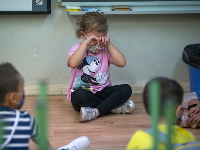 Una niña llora en su primer día de colegio, en la escuela Catalònia de Barcelona.