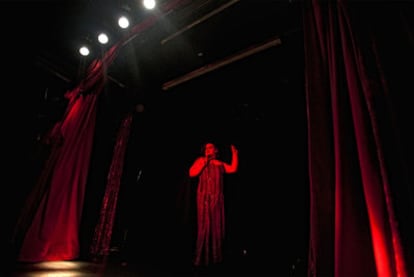 Espectáculo de cabaré en el café-teatro Picasso, que ofece cena y espectáculo en la calle Elkano de Poble Sec.