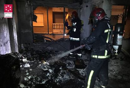 Dos efectivos del Consorcio Provincial de Bomberos de Castellón durante la extinción del fuego. / Foto CPBC