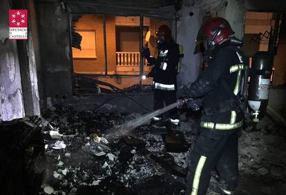 Dos efectivos del Consorcio Provincial de Bomberos de Castell&oacute;n durante la extinci&oacute;n del fuego. / Foto CPBC