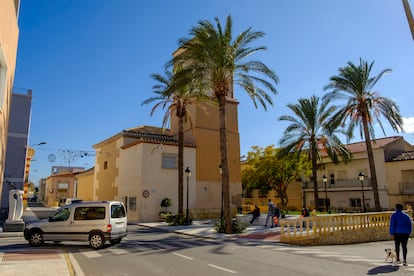 Avenida Juan Carlos I de Fines (Almería), principal vía de la localidad andaluza.