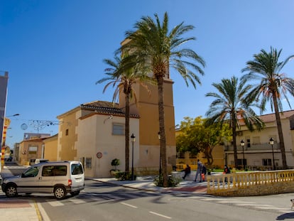 Avenida Juan Carlos I de Fines (Almería), principal vía de la localidad andaluza.