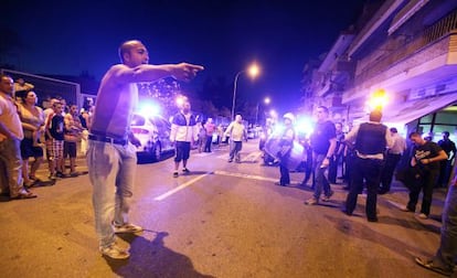 Un hombre gesticula frente al bar en el que una pelea acabó con la muerte de un hombre anoche en Sabadell.