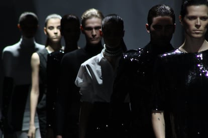 David Delfín llevó su trabajo a la Semana de la Moda de Nueva York en 2009. En la imagen, las modelos durante el desfile con Bimba Bosé a la cabeza. 