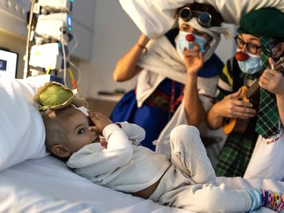 En la imagen, Luis Escuder, de dos años y medio, juega con unas payasas de la ONG Pallapupas en la habitación donde se encuentra hospitalizado en Barcelona.