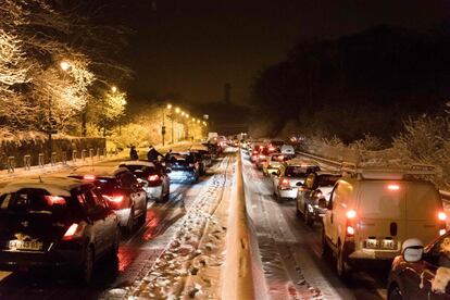 Cientos de personas quedaron bloqueadas la noche de este martes en la carretera D444, cerca de Bièvres, al suroeste de la capital. Los atascos en el área metropolitana de París han sumado más de 739 kilómetros, según AFP. Según el portal de información oficial de tráfico Sytadin, citado por AFP, se trata de un récord histórico.