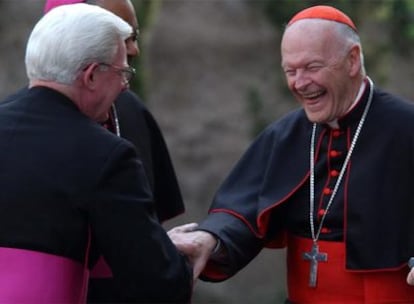 El cardenal McCarrick, de la archidiócesis de Washington, saluda al obispo William P. Fay.