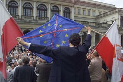 Participantes en una manifestación contra la UE en Varsovia en 2002