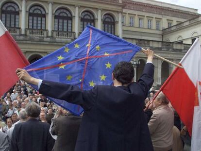 Participantes en una manifestación contra la UE en Varsovia en 2002