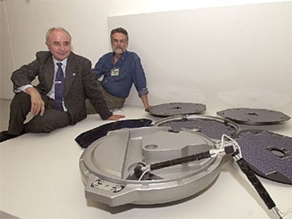 Los investigadores Ricardo Amils (derecha) y Luis Vázquez, junto a una maqueta de la sonda <i>Beagle 2. </i>