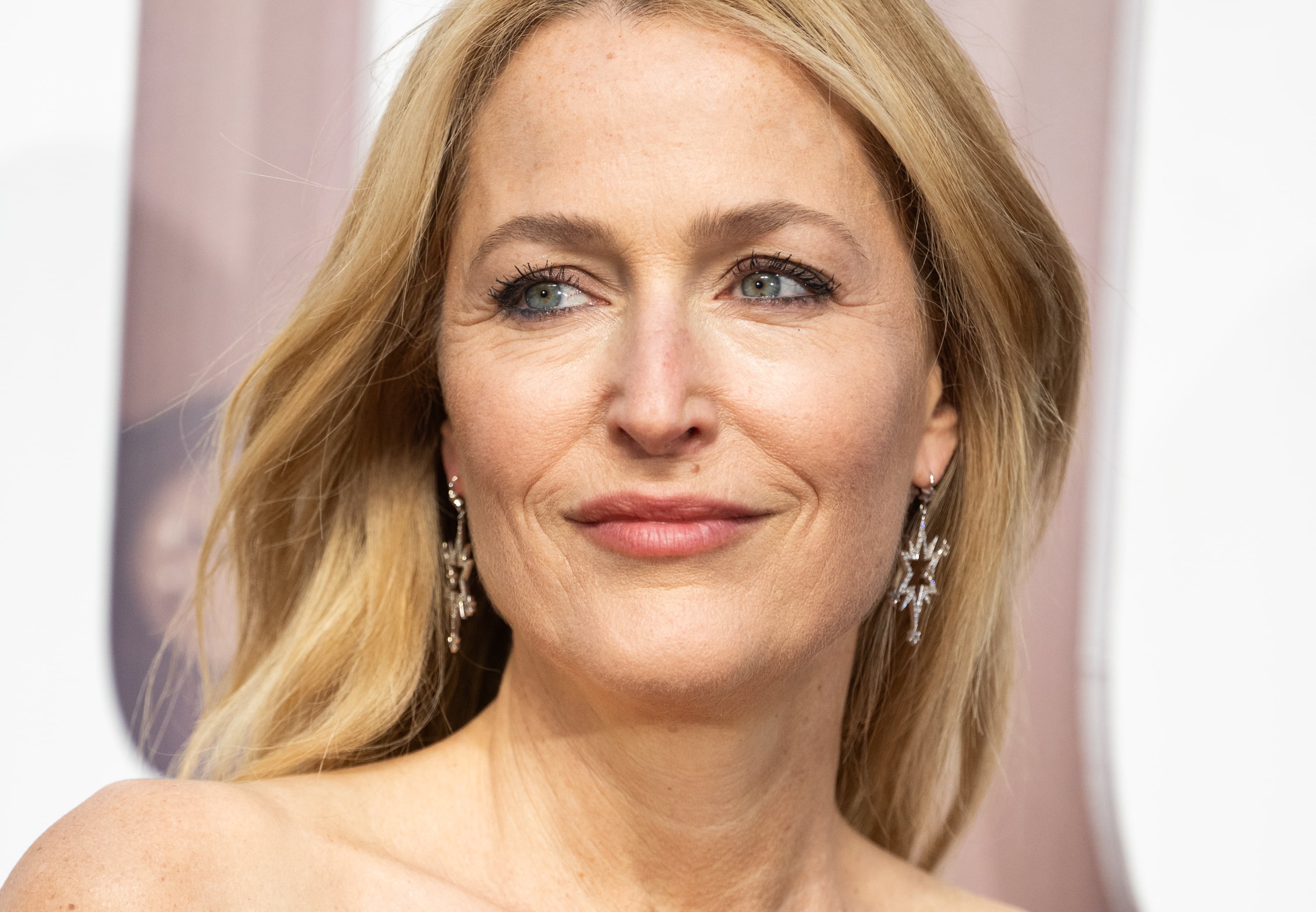 Gillian Anderson recopila cientos de fantasías sexuales (incluida la suya) para su nuevo libro: “Pensé que habría menos vergüenza” 