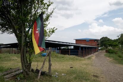 Una bandera del movimiento social Proceso de Comunidades Negras (PCN) en la Granja Salomé, un predio entregado por el Gobierno a las comunidades de Buenos Aires. 