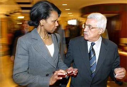 Condoleezza Rice (izquierda) conversa con Abu Mazen, ayer en Jericó (Cisjordania).