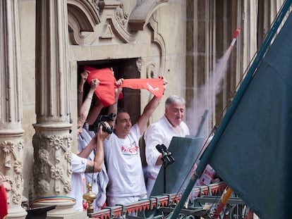 Il sindaco di Pamplona Joseba Asiron (a destra) durante il calcio d'inizio di San Fermín 2025 nella piazza del Municipio.