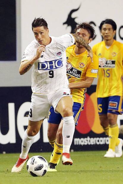 Fernando Torres controla balón durante el encuentro entre Sagan Tosu y Vegalta Sendai.