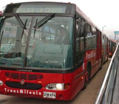 Las protestas se presentaron en al menos siete estaciones de Transmilenio pero la situación más grave fue la de la terminal de Suba, en el noroeste de la ciudad, donde un hombre cayó de una altura de tres metros por lo que fue trasladado a un hospital del sector. EFE/Archivo