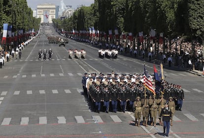 El presidente francés ha asegurado que "nada separará" a Francia de los Estados Unidos. En la foto, las tropas estadounidenses marchan por la avenida de los Campos Elíseos, con el Arco de Triunfo en el fondo.