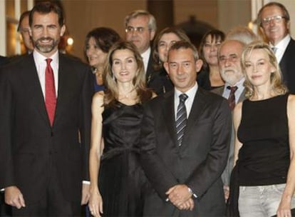 Enric González, entre los príncipes de Asturias y Susana Fortes.