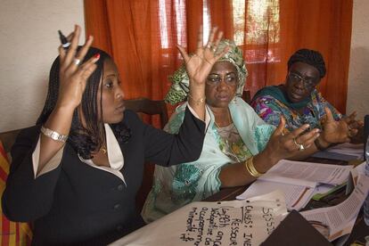 Maningan Ouattara, directora del gabinete del Ministerio de la Solidaridad, de la Cohesión Social y de la Indemnización de Víctimas de Costa de Marfil, expone frente a sus compañeras guineanas Hadja Mariama Deó Balde y Mariama Camara, la situación de inseguridad que había en Costa de Marfil el pasado mes de Marzo tras el atentado terrorista de Grand Bassam. 