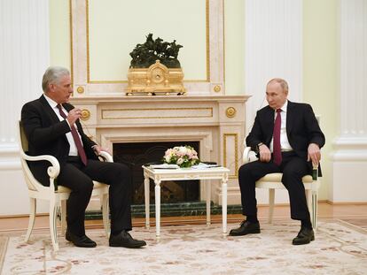 El presidente de Cuba, Miguel Díaz-Canel, y el presidente ruso, Vladimir Putin, en Moscú.