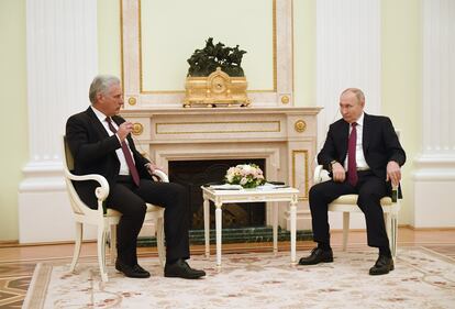 El presidente de Cuba, Miguel Díaz-Canel, y el presidente ruso, Vladimir Putin, en Moscú.