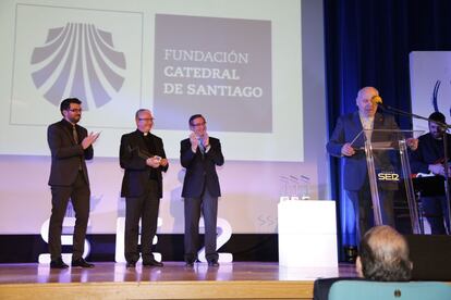 El dean de la catedral de Santiago recibe el premio a la Fundación