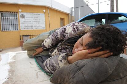 Un inmigrante dormita frente al CETI de Melilla
