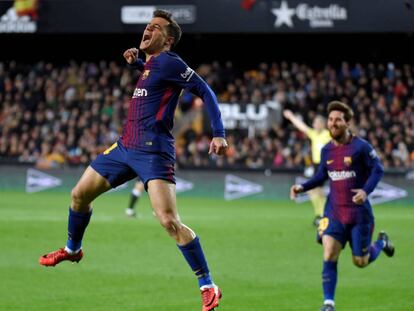 Coutinho celebra el primer gol del Barça a Mestalla.