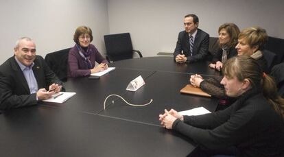 El viceconsejero y la consejera de Cultura, Antonio Rivera y Blanca Urgell (izquierda), frente a la diputada foral del área, Ikerne Badiola y la directora Garazi López de Etxezarreta, junto a los representantes legales de la familia Chillida.