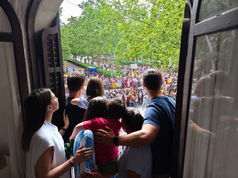En el balcón de una familia que espera la llegada del Papa: “Es algo histórico, tenemos la mejor vista”