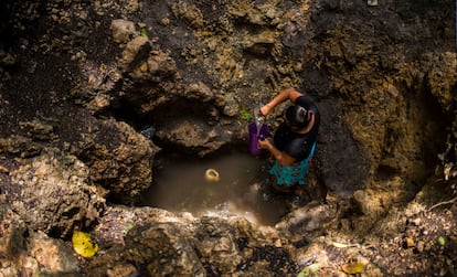 Yolanda López collects water