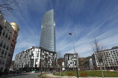 Una vista de la Torre Iberdrola de Bilbao, tomada desde la Plaza Euskadi en la mañana de su inauguración.