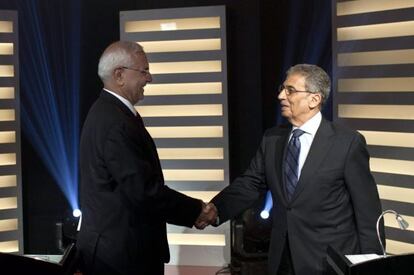 Los candidatos Abulfutu, izquierda, y Musa se saludan antes del inicio del debate.