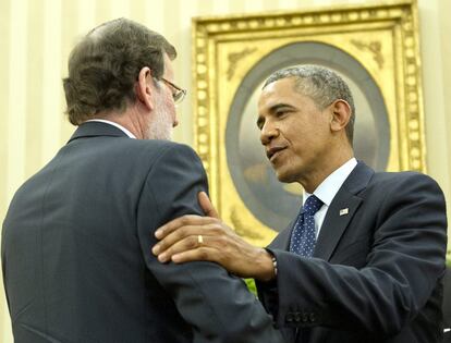 El presidente de los Estados Unidos, Barack Obama (d), saluda al presidente del Gobierno español, Mariano Rajoy, en la Oficina Oval de la Casa Blanca en Washington, D.C., (EE.UU.). 