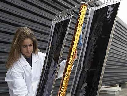 Prototipo de panel solar flexible desplegado, en Tecnalia (San Sebastián).