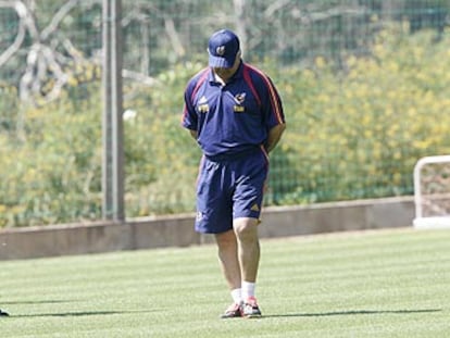 El seleccionador español, Iñaki Sáez, cabizbajo durante el entrenamiento de ayer.