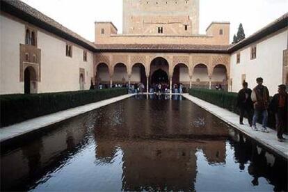 Uno de los patios de la Alhambra de Granada.